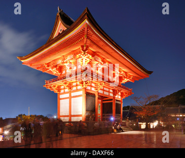 Temple Kiyomizu-dera gate la nuit à Kyoto au Japon. Banque D'Images