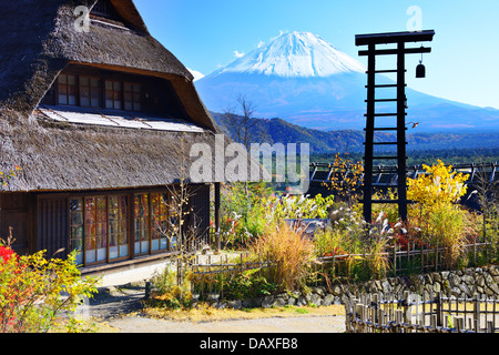 Huttes traditionnelles japonaises près de Mt. Fuji, au Japon. Banque D'Images