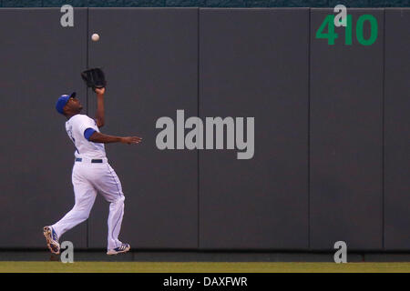Kansas City, MO, USA. 19 juillet, 2013. 19 juillet 2013 : Salvador Perez # 13 des Royals de Kansas City fait une capture de l'épaule en sixième manche au cours de la MLB match entre les Tigers de Detroit et les Royals de Kansas City à Kauffman Stadium de Kansas City MO Credit : csm/Alamy Live News Banque D'Images
