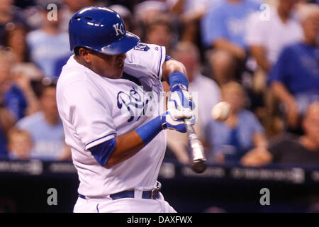 Kansas City, MO, USA. 19 juillet, 2013. 19 juillet 2013 : Salvador Perez # 13 des Royals de Kansas City se connecte avec un pas en sixième manche au cours de la MLB match entre les Tigers de Detroit et les Royals de Kansas City à Kauffman Stadium de Kansas City MO Credit : csm/Alamy Live News Banque D'Images