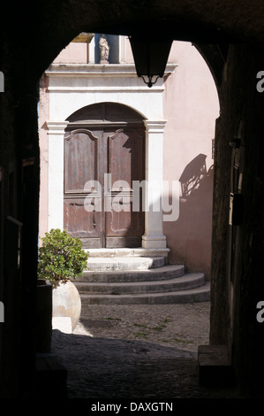 Porte de l'église Le haut-de-Cagnes un village médiéval à proximité de Nice, France Banque D'Images