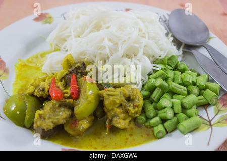 La cuisine thaï curry vert au poulet et nouilles ,gaeng kiaw waen gai Banque D'Images