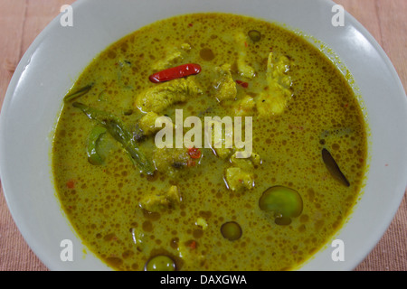 La cuisine thaï curry vert au poulet (gaeng kiaw waen gai ) Banque D'Images