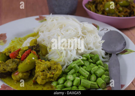 Petit-déjeuner thaï curry vert au poulet et nouilles , kaeng hor Banque D'Images