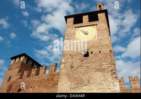 Façade en briques rouges et l'entrée de la région de Vérone Castelvecchio tourné plus de ciel bleu dans une journée ensoleillée. Banque D'Images