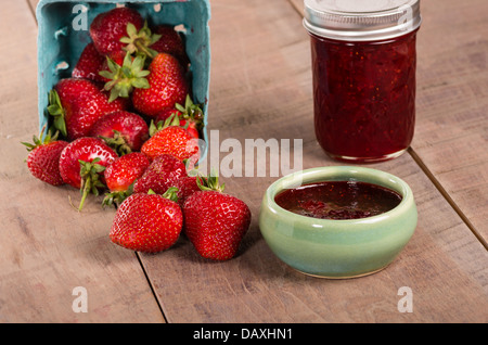 Fraises fraîches et des confitures ou de la gelée Banque D'Images