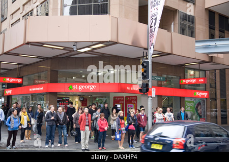 Attendre les piétons de traverser la route dans la région de Pitt Street, Sydney, Australie Banque D'Images