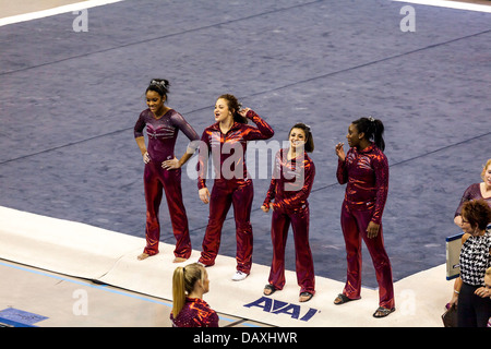 Alabama Crimson Tide women's gymnastics de ralliement de l'équipe de concurrent au cours rencontrez avec l'Université de Floride (2-8-13). Banque D'Images