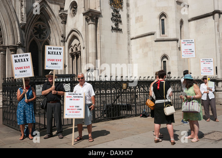 Groupe de partisans rassemblement pour la justice pour le Dr David Kelly sur le dixième anniversaire de sa mort en dehors de Royal Courts of Justice, UK Banque D'Images