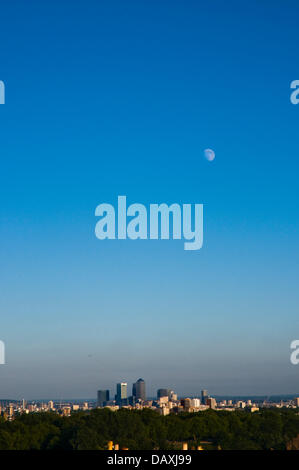 Londres, Royaume-Uni. 19 juillet, 2013. La lune brille de jour au-dessus des gratte-ciel du quartier londonien de Canary Wharf par ciel clair le vendredi soir après une autre journée chaude en raison de la météo ensoleillée Crédit : Paul Swinney/Alamy Live News Banque D'Images