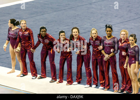 Alabama Crimson Tide women's gymnastics de ralliement de l'équipe sur d'autres concurrents au cours de voltige rencontrez avec l'Université de Floride (2-8-13) Banque D'Images