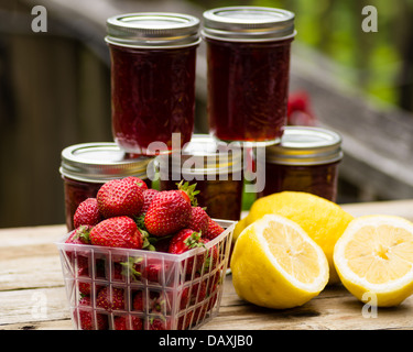 Fraises fraîches maison confiture de lait caillé de citron ou de conserve avec des fraises et des citrons Banque D'Images