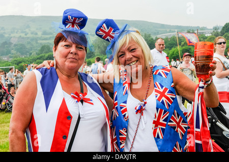 Deux femmes regarder le 12 juillet Ordre d'Orange défilent portant des vêtements de l'Union Banque D'Images