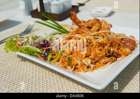 Pad Thaï, nouilles sautés aux crevettes, plat traditionnel Thaïlandais Banque D'Images