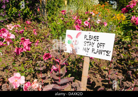 Signe sur un parterre de "veuillez rester sur mes plantes' Banque D'Images