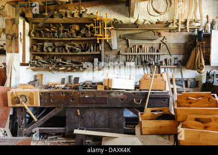 Vieux carpenters workshop avec outils et produits finis Banque D'Images