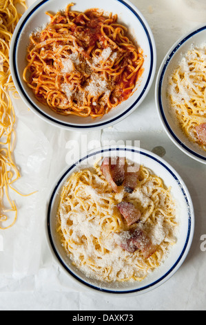 Tagliolini alla gricia (Bacon, parmigiana et fromage de brebis), des plats de pâtes, Rome, Italie Banque D'Images