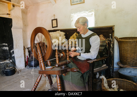 Femme irlandaise dans un chalet filage de la laine Banque D'Images