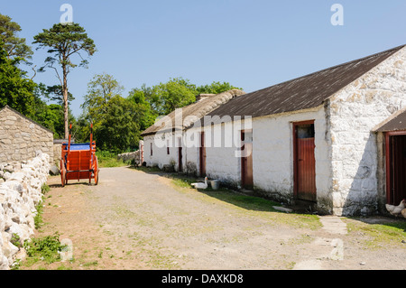 Voyage itinérant en Scotch panier écossais dans la cour d'une ancienne ferme irlandaise Banque D'Images