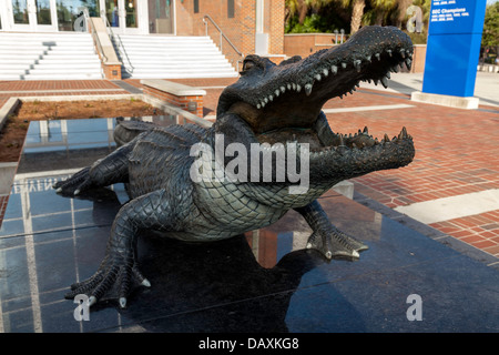 Alligator bronze statue, mascotte de l'Université de Floride, se trouve en face de l'Ben Hill Griffin stadium. Banque D'Images