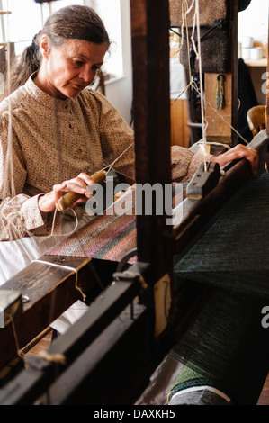 Une femme à l'aide d'un métier à tisser la laine Banque D'Images