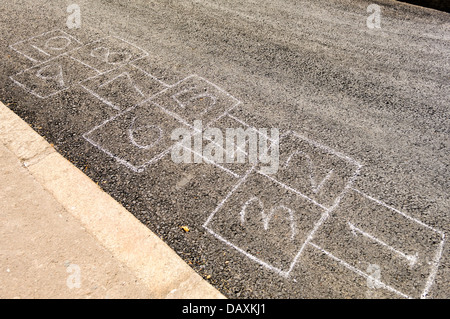 La marelle dessiné sur une route avec de la craie Banque D'Images