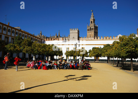 Les enfants de l'école en place avec la tour de la cathédrale à l'arrière, Séville, Espagne, Europe de l'Ouest. Banque D'Images