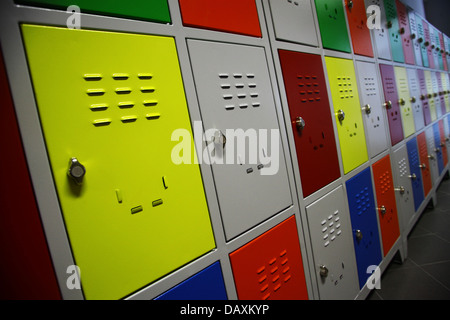 Tourné en couleur de certains casiers dans un highschool Banque D'Images