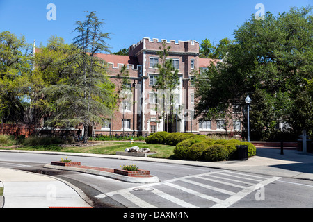 Sledd Hall bâtiment en briques rouges figurant sur le registre des lieux historiques sur les campus de l'Université de Floride à Gainesville, UF en Floride. Banque D'Images
