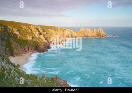 Logan et Pednvouder Rock Beach à partir de Treen Falaise près de Porthcurno à Cornwall, England, UK Banque D'Images