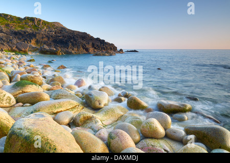 Les rochers de granit à la plage de Porth Nanven - St Just, Cornwall, England, UK Banque D'Images