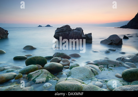 Les rochers de granit à la plage de Porth Nanven - St Just, Cornwall, England, UK Banque D'Images