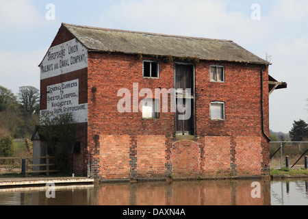 Le quai du canal de Llangollen à Ellesmere, Shropshire avec un entrepôt canal redondant Banque D'Images