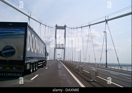 Un camion transportant Sharps Doom Bar real ale traversant le Severn Bridge, 1966, entre la rue Somerset, Angleterre et Pays de Galles, Gwent Banque D'Images