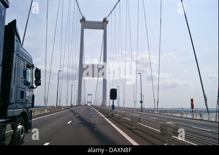 Un camion traversant le Severn Bridge, 1966, entre la rue Somerset, Angleterre et Pays de Galles, Gwent Banque D'Images