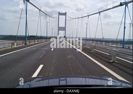 Une voiture en traversant le pont de Severn, 1966, entre la rue Somerset, Angleterre et Pays de Galles, Gwent Banque D'Images