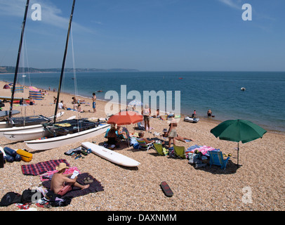 La plage animée, Torcross lieu non identifié, sables bitumineux, Devon, UK 2013 Banque D'Images