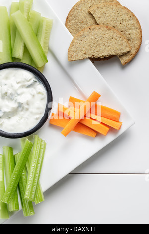 Tzatziki avec légumes frais et à l'avoine Banque D'Images