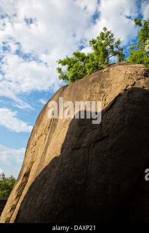 Low angle view of a rock, Krishna's Butter Ball, Mahabalipuram, district de Kanchipuram, au Tamil Nadu, Inde Banque D'Images