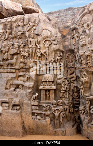 Sculptures sur pierre sur le visage d'un rock à la pénitence d'Arjuna, Mahabalipuram, district de Kanchipuram, au Tamil Nadu, Inde Banque D'Images