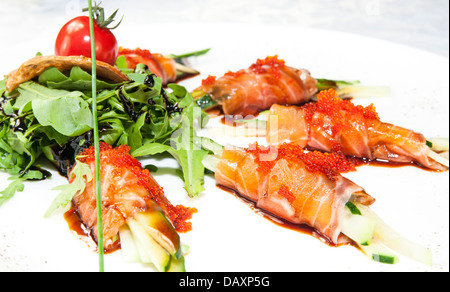 Rouleaux de saumon farci de viande et de caviar de concombre décorées avec Banque D'Images