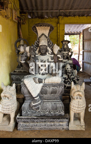 Sculptures dans un magasin pour la vente, Mahabalipuram, district de Kanchipuram, au Tamil Nadu, Inde Banque D'Images
