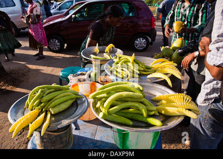 Vendeur de rue, la vente de concombres dans la rue, district de Kanchipuram, Mahabalipuram, Tamil Nadu, Inde Banque D'Images