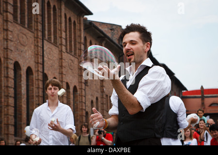 Faisant de grands artistes des bulles de savon pendant 'Industriada» 2013 street performance à Nikiszowiec place principale. Katowice, Pologne. Banque D'Images