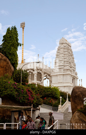 Les touristes dans un temple, Birla Mandir, Hyderabad, Andhra Pradesh, Inde Banque D'Images