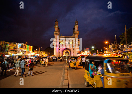 Le trafic sur la route avec en arrière-plan, la Mosquée Charminar Bazar, Hyderabad, Andhra Pradesh, Inde Banque D'Images