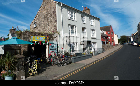 Des vélos en location à la boutique du cycle de marcheurs sur High Street, dans le centre-ville de St David's, Pembrokeshire Wales UK KATHY DEWITT Banque D'Images