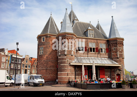 15e siècle De Waag (St Antoniespoort, Saint Anthony's Gate) porterie à Amsterdam, Pays-Bas. Banque D'Images