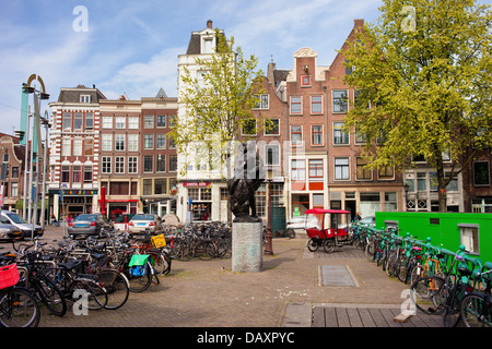 Fredriksson, monument historique et vélos vacances bâtiments le long le Nieuwmarkt d'Amsterdam, Pays-Bas. Banque D'Images