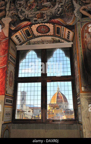 Vue sur Florence et la cathédrale (le Duomo) Basilique de Santa Maria del Fiore depuis une fenêtre dans le Palazzo Vecchio, Italie Banque D'Images